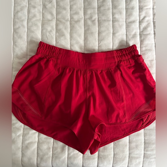 Lululemon Red Hotty Hot 2.5 in shorts - Picture 1 of 4